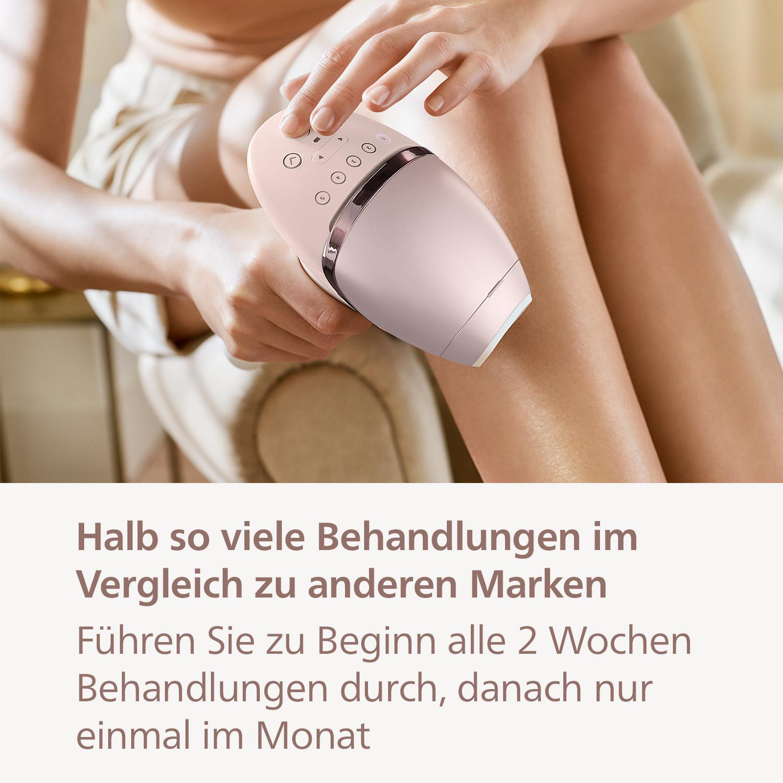 Eine Frau benutzt ein rosa Haarentfernungsgerät an ihrem Bein. Der Text ist auf Deutsch.