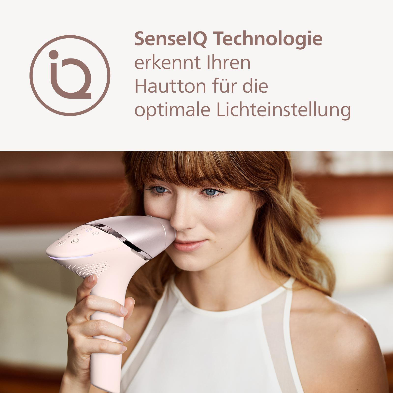Frau benutzt ein Enthaarungsgerät im Gesicht, der Text oben sagt etwas über den Hautton.