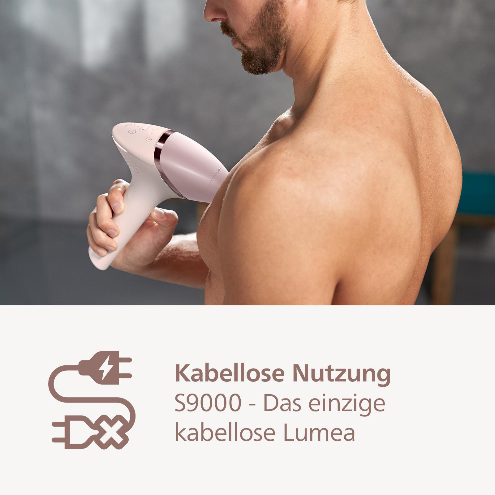 Ein Mann benutzt ein weiß-rosa Haarentfernungsgerät auf seiner Brust. Brauner Textüberlagerung.