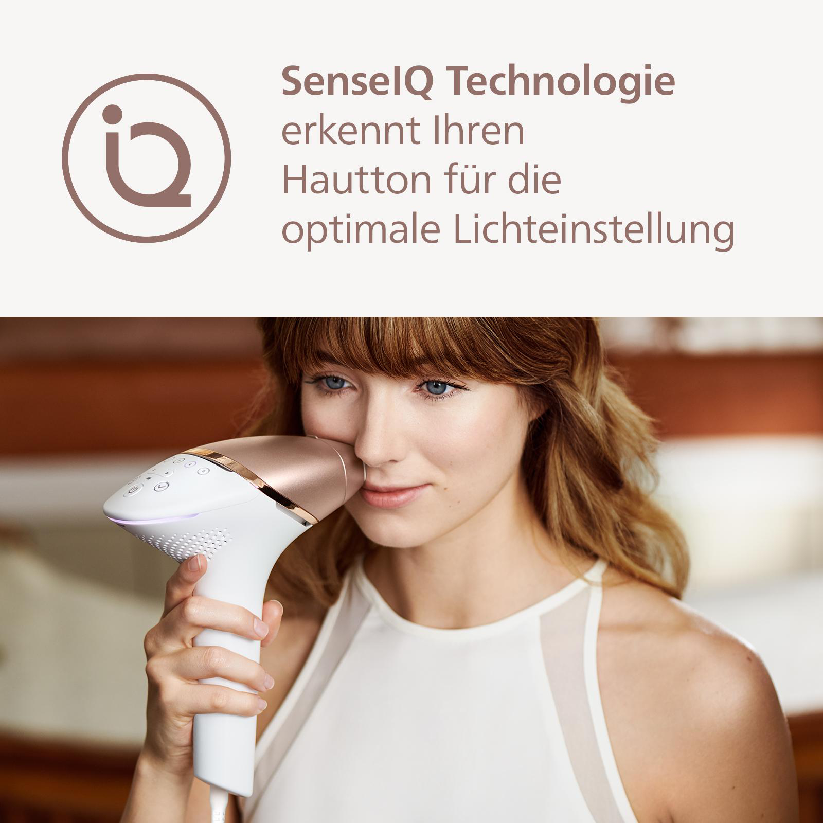 Frau hält ein weißes Gerät an ihr Gesicht. Text: SenseIQ-Technologie für Lichteinstellung.