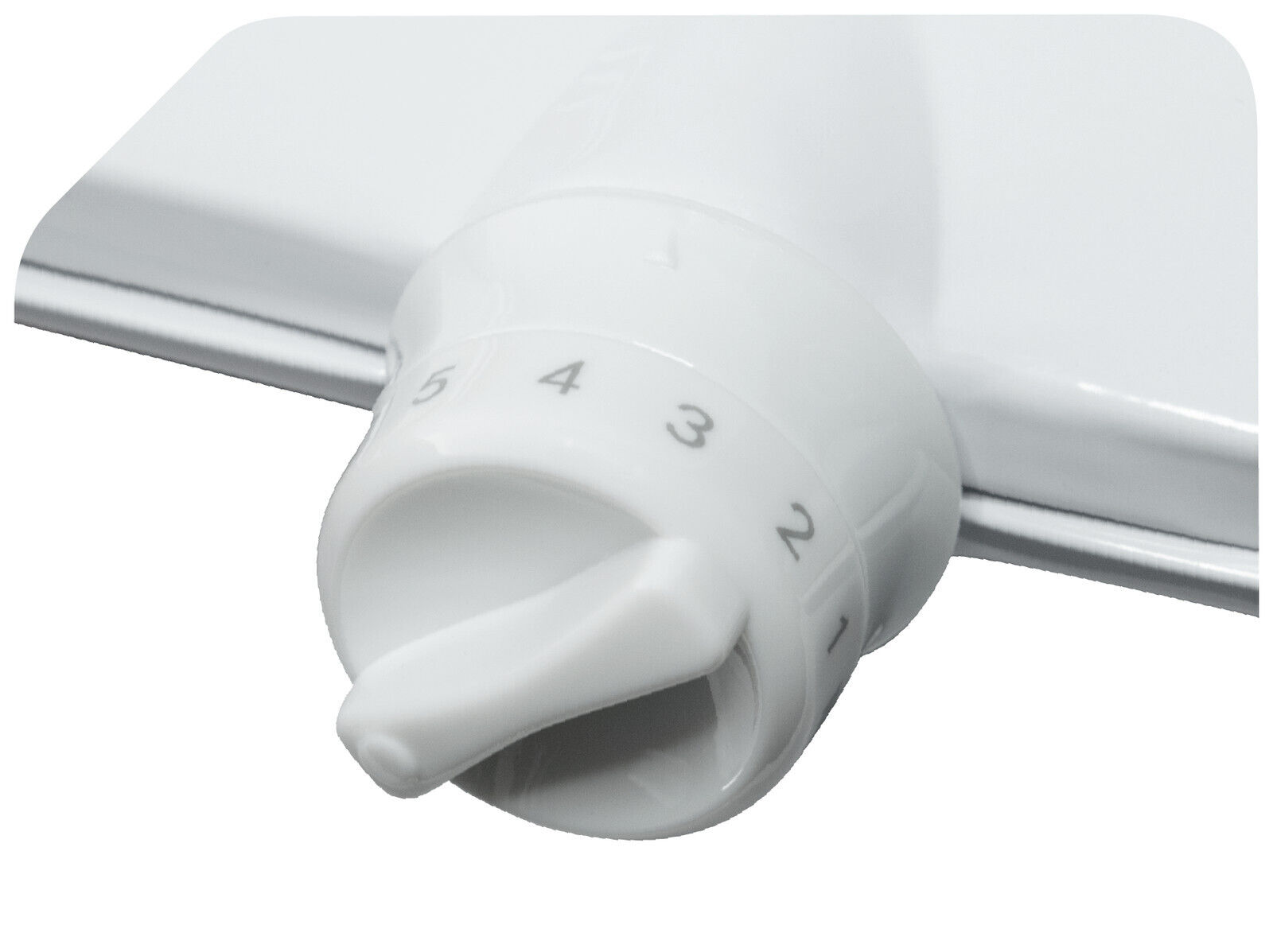 Gros plan d'un cadran blanc avec les chiffres 1 à 5. Un bouton blanc est sur le cadran. Le cadran est sur une surface blanche.