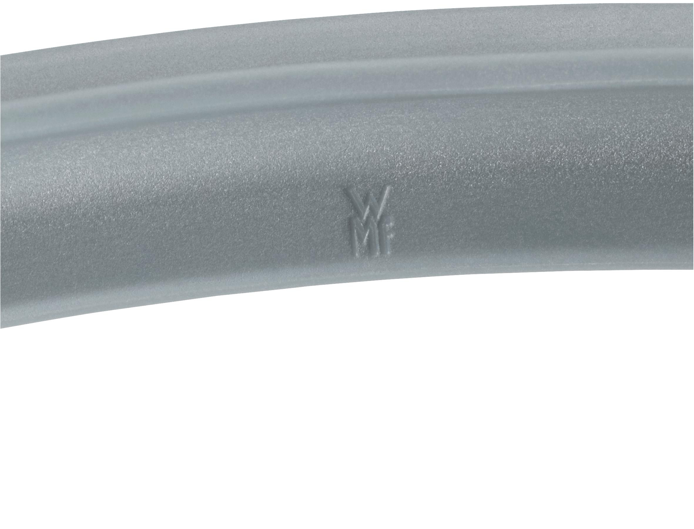 Silberne Metalloberfläche mit dem WMF-Logo darauf gestempelt.