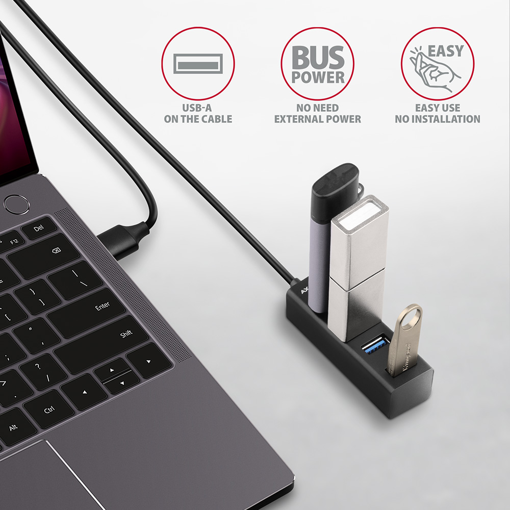Laptop egy USB-portokkal rendelkező elosztóhoz csatlakoztatva, egyéb USB-eszközökkel.