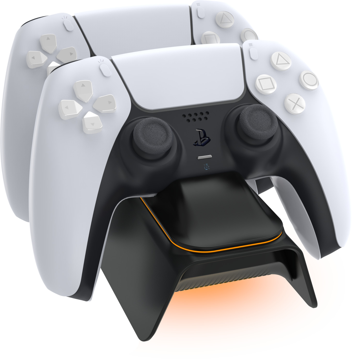 Twee witte PlayStation 5 controllers op een oplaadstation. Zwart en oranje design.