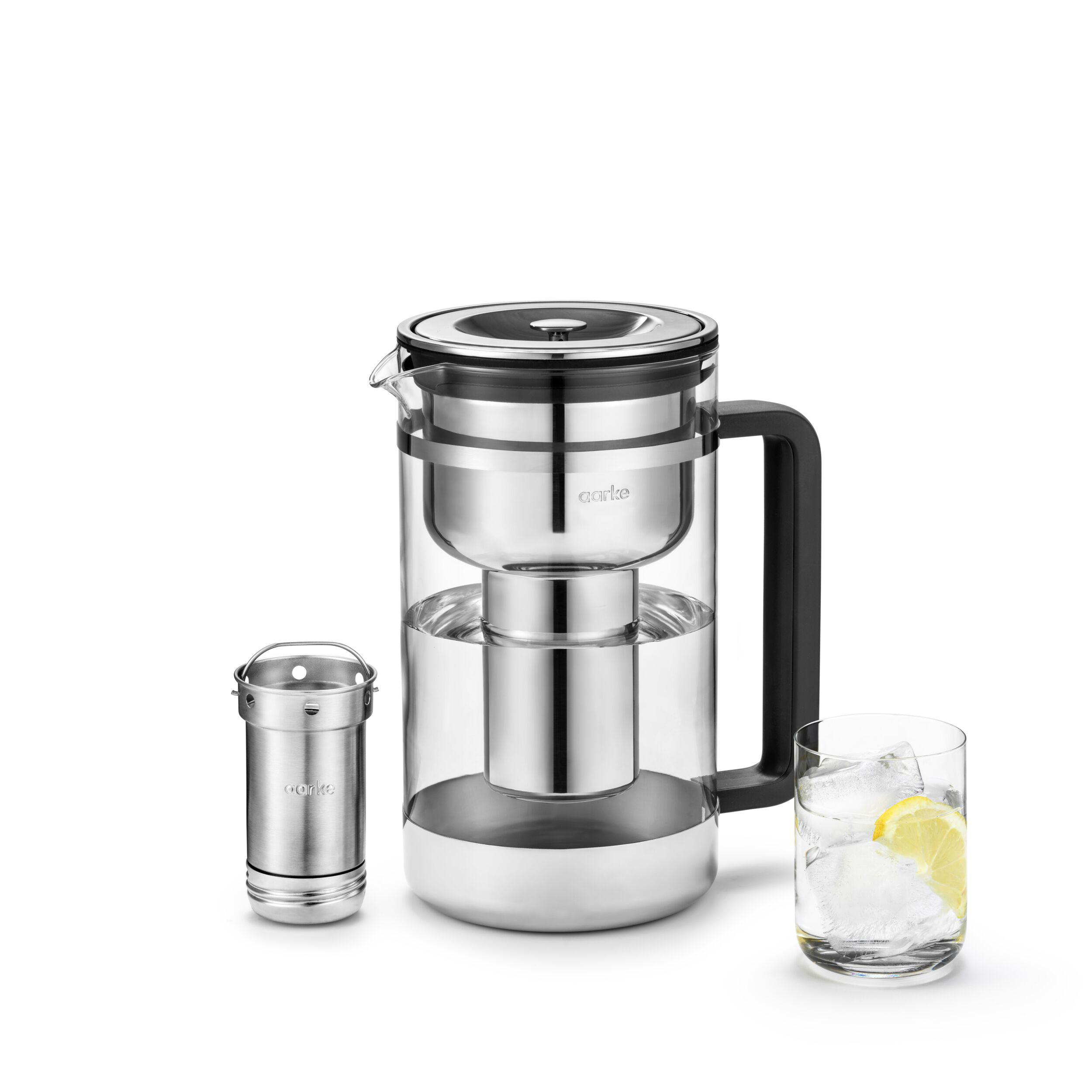 Wasserfilter-Krug mit Wasser und Glas mit Eis und Zitrone.