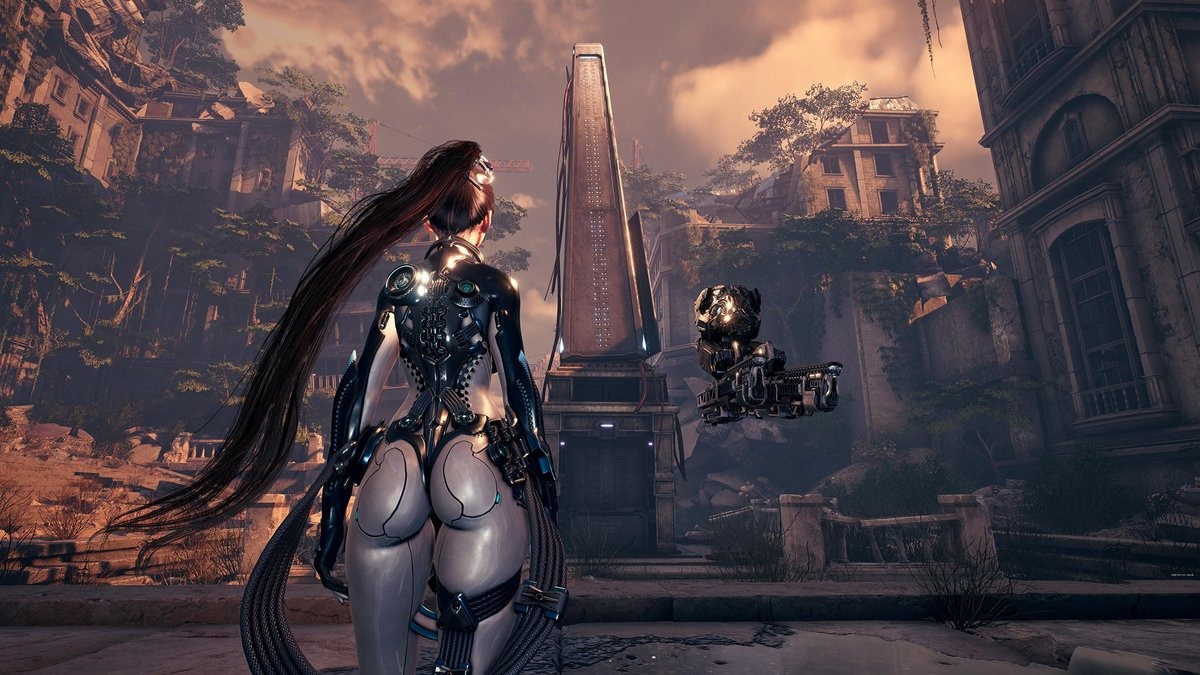 Een vrouwelijk personage met lang haar staat in een futuristische stad. Ze heeft een robotlichaam en kijkt naar een obelisk.