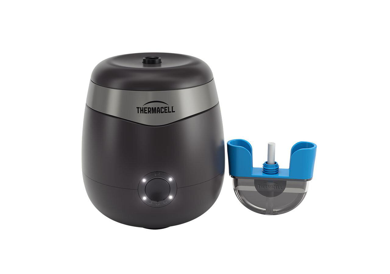 Schwarzes und graues Thermacell-Gerät mit einer blauen Repellent-Kartusche auf weißem Hintergrund.