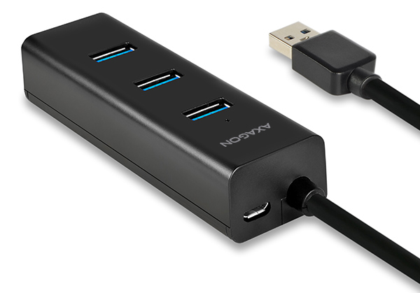 Fekete USB hub három porttal és USB kábellel, fehér háttérrel.