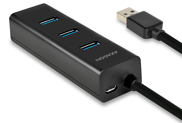 Fekete USB hub, három porttal és csatlakoztatott USB kábellel, fehér háttéren.