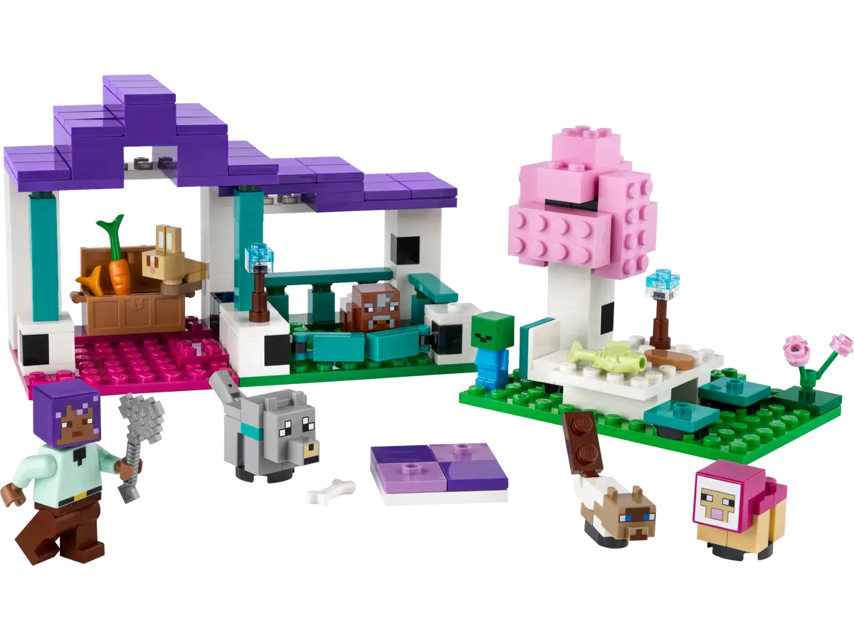 Zestaw LEGO Minecraft. Zawiera figurki i konstrukcje. Widoczne są drzewo, dom, jedzenie i zwierzęta.