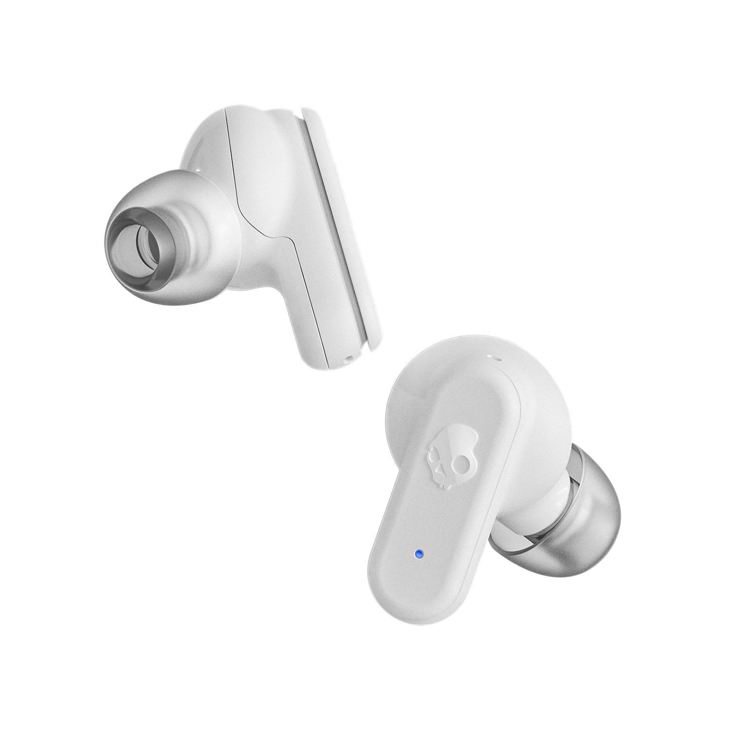 Twee witte Skullcandy oordopjes, één in het oor, de andere gekanteld, op witte achtergrond.