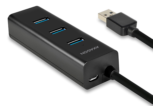Fekete USB hub, 3 porttal és USB kábellel. Fehér háttér.