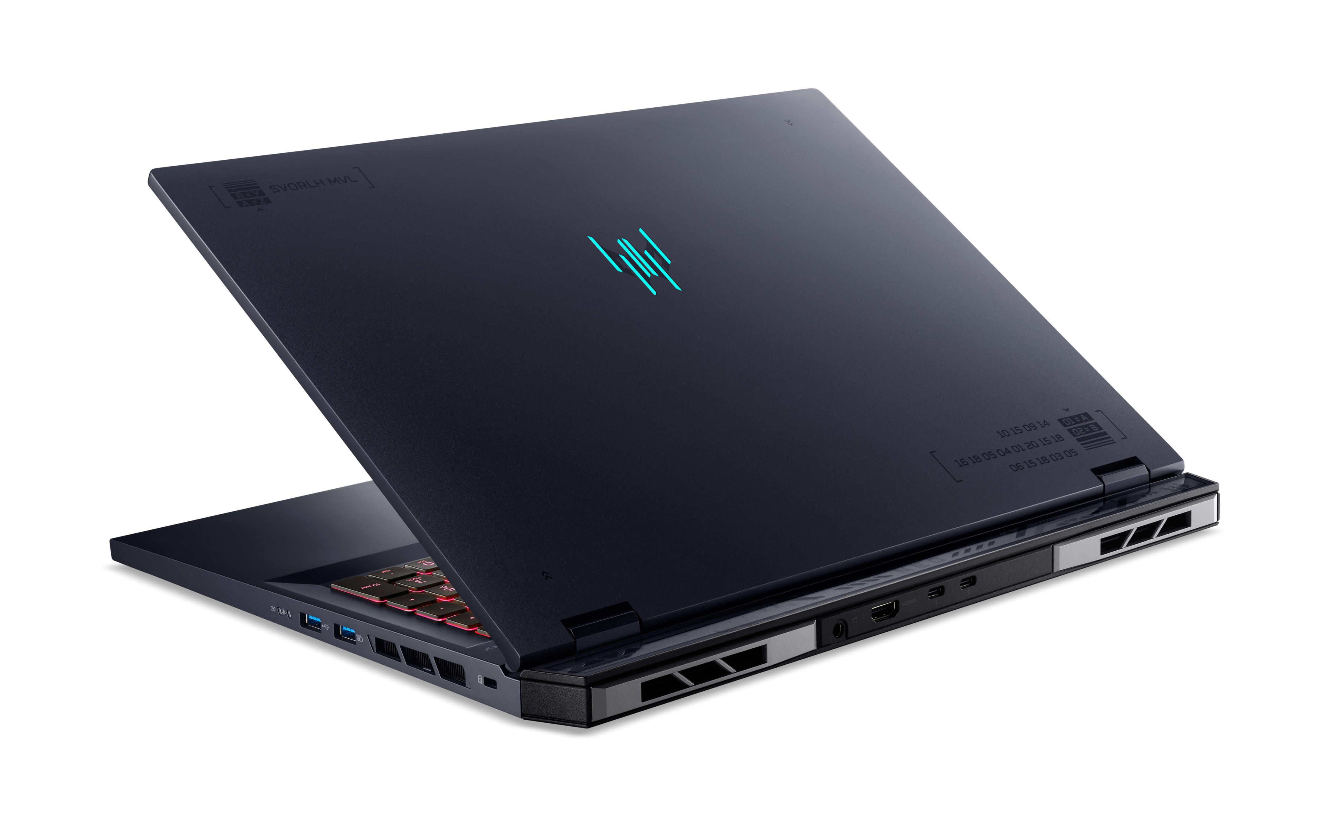 Dunkelblauer Laptop geöffnet, leicht angewinkelt. Rückseite mit Logo und Anschlüssen sichtbar.
