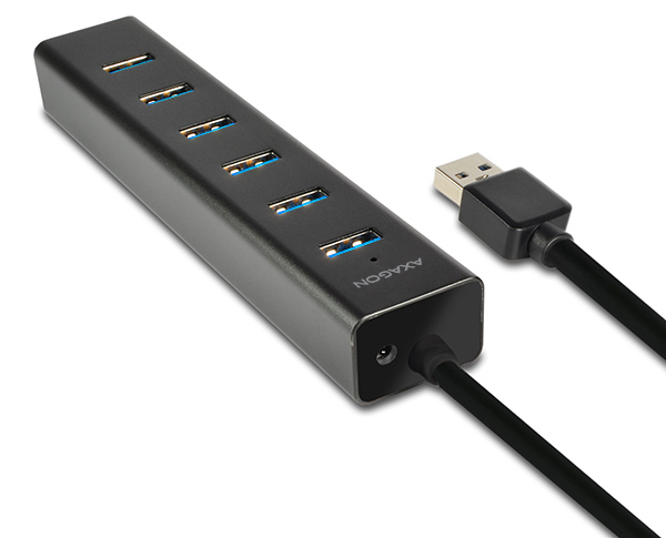 Egy szürke USB hub 7 porttal és egy fekete USB kábellel.
