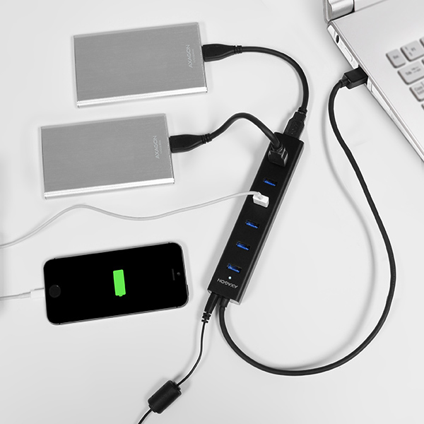 Egy USB hub több eszközzel csatlakoztatva: két merevlemez és egy telefon.