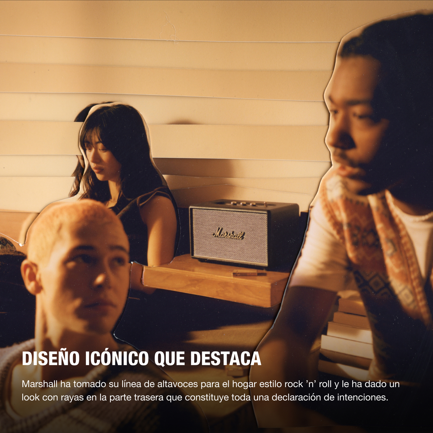 Tres personas en una escena, con un altavoz en el medio. El texto dice: DISEÑO ICÓNICO QUE DESTACA.