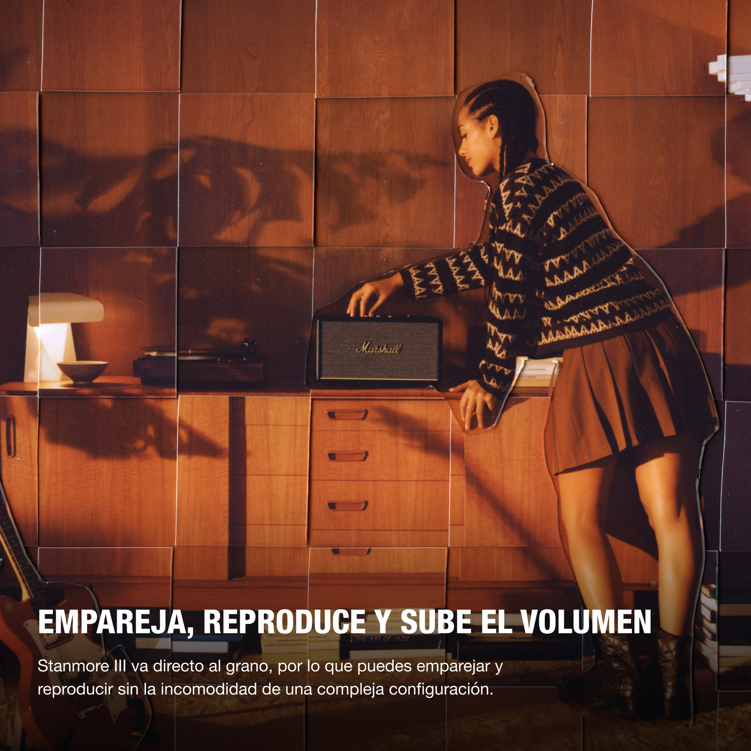 Mujer junto a mueble con altavoz Marshall, texto: EMPAREJA, REPRODUCE Y SUBE EL VOLUMEN.
