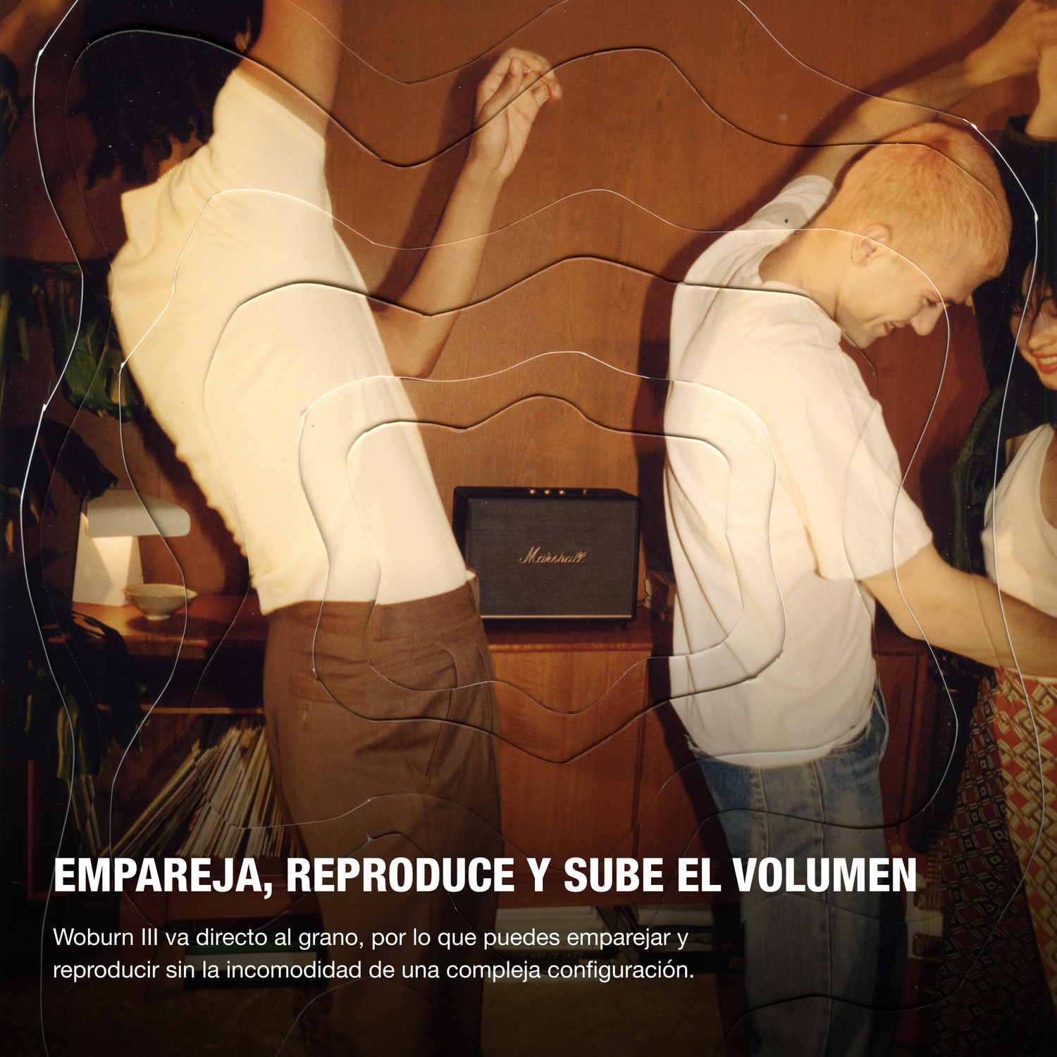 Gente bailando cerca de un altavoz Marshall, texto: 'PAIR, PLAY, TURN IT UP'.