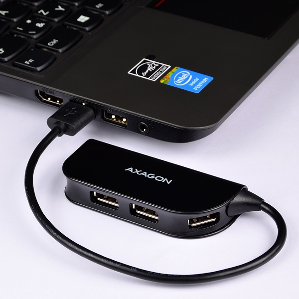 Laptop fekete USB hubhoz csatlakoztatva, USB portokkal.