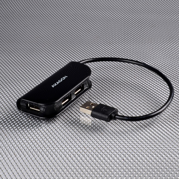 Egy fekete Axagon USB hub 4 porttal és USB kábellel texturált ezüst felületen.