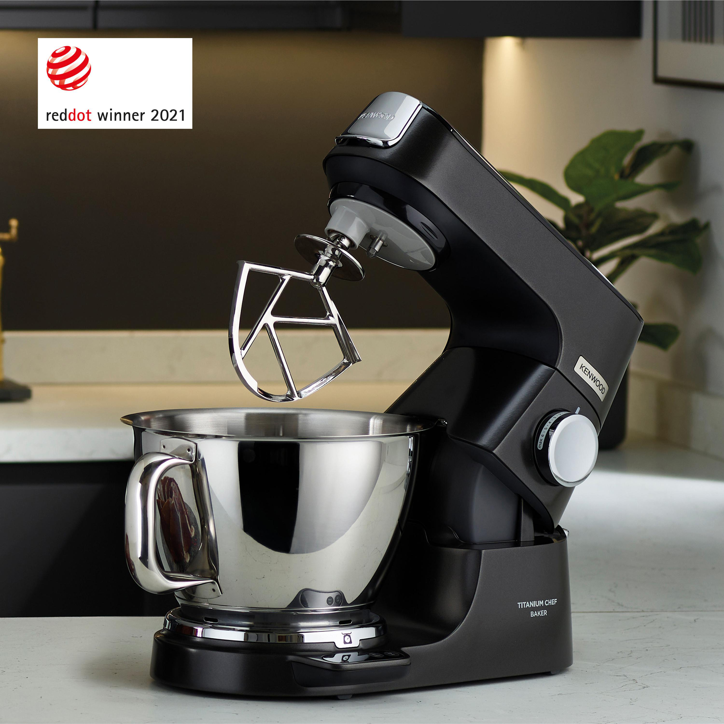 Ein schwarzer Kenwood Titanium Chef Baker Küchenmixer mit Edelstahlschüssel und dem Red Dot Winner 2021 Logo.