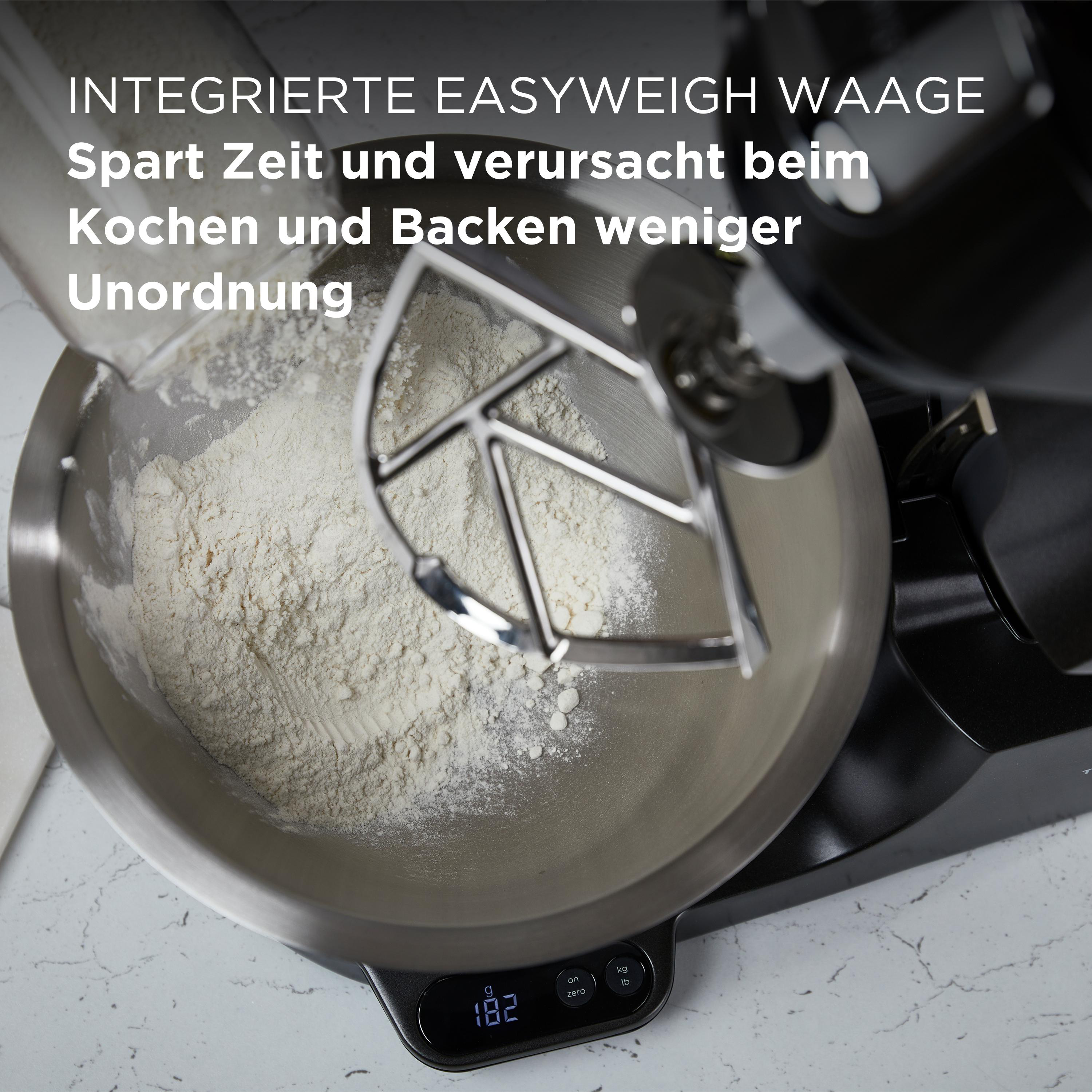 Küchenmixer mit Mehl in Schüssel, Waage und Text. Weiße Oberfläche.