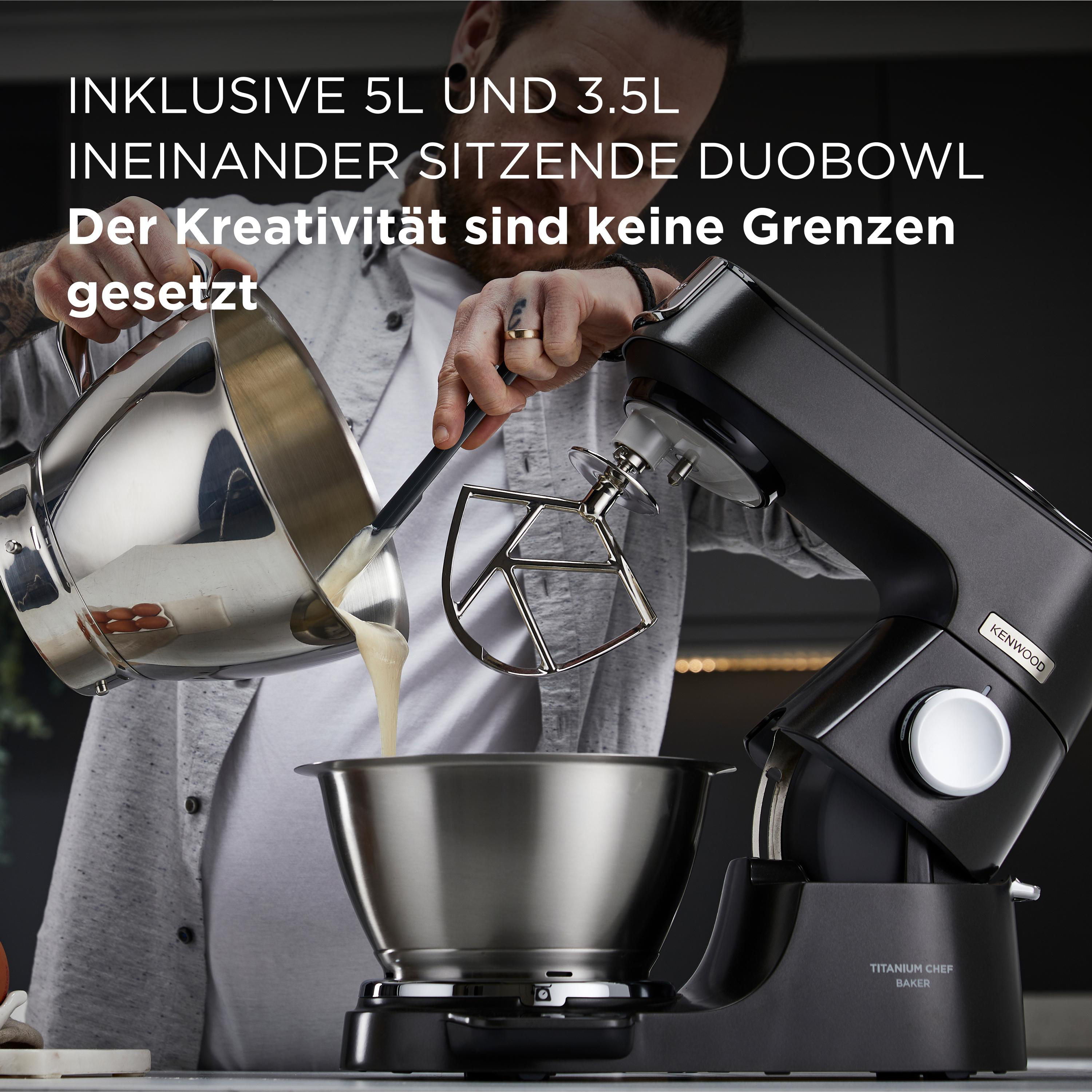Mann gießt Flüssigkeit aus einer silbernen Schüssel in einen schwarzen Kenwood-Küchenmixer.