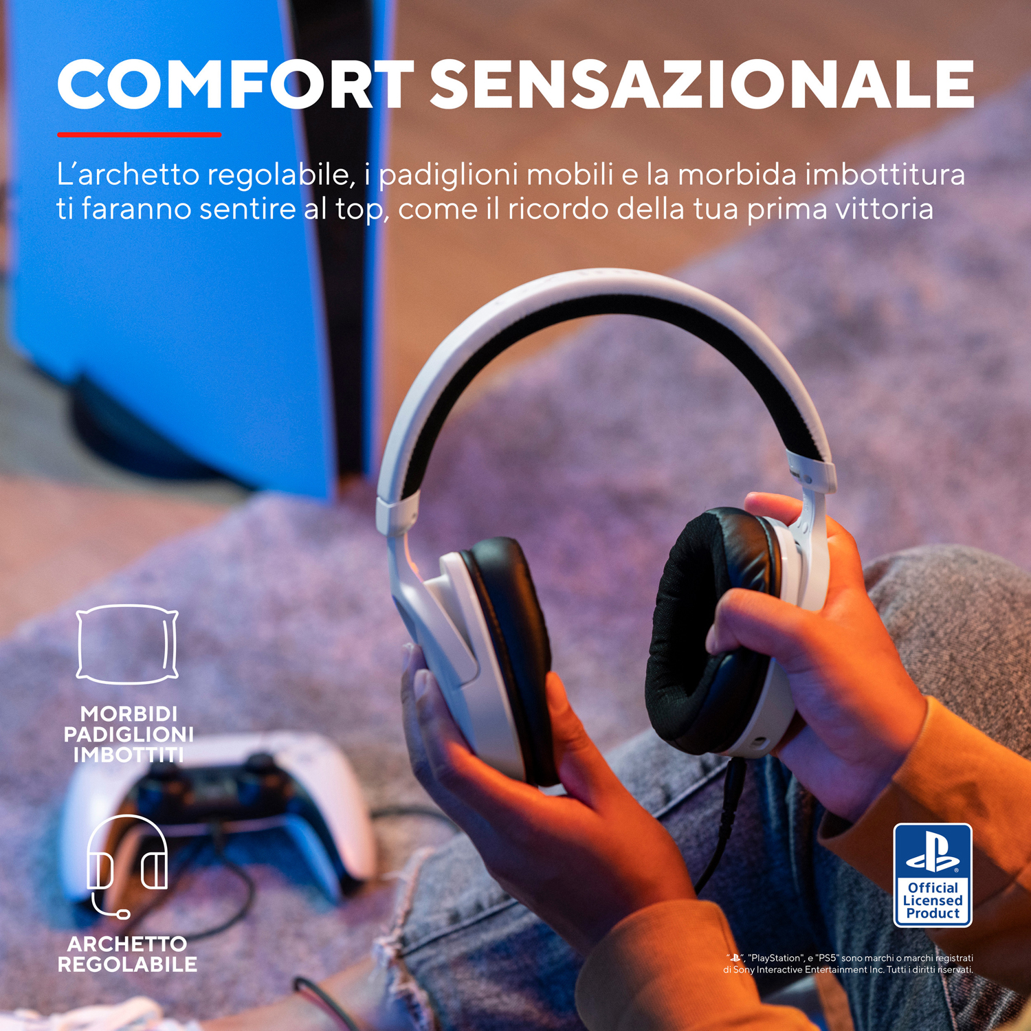 Persona che tiene cuffie bianche, un controller e un supporto blu. Testo in italiano.