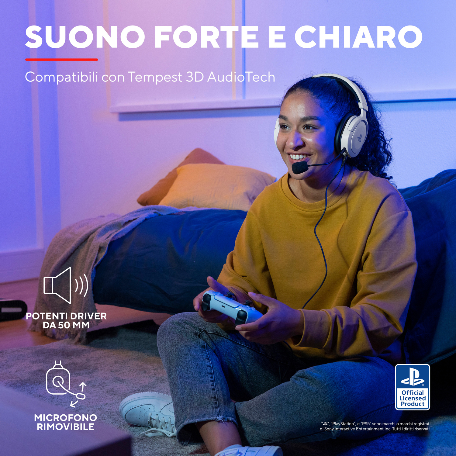 Giovane donna che gioca con le cuffie, tenendo un controller.