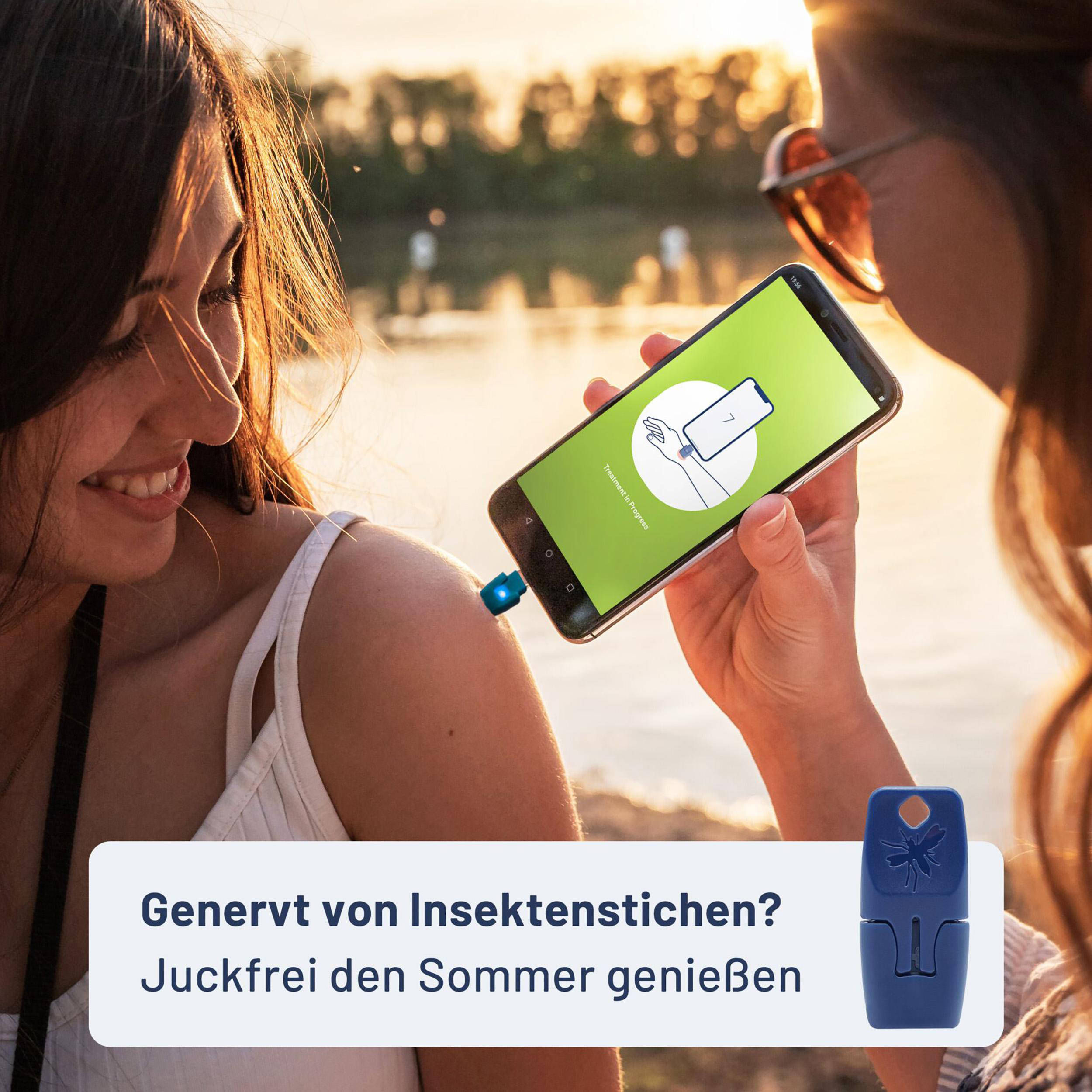 Zwei Frauen schauen auf ein Handy mit Grafik. Text: 'Lindert Insektenstiche, genießt den Sommer juckfrei'.
