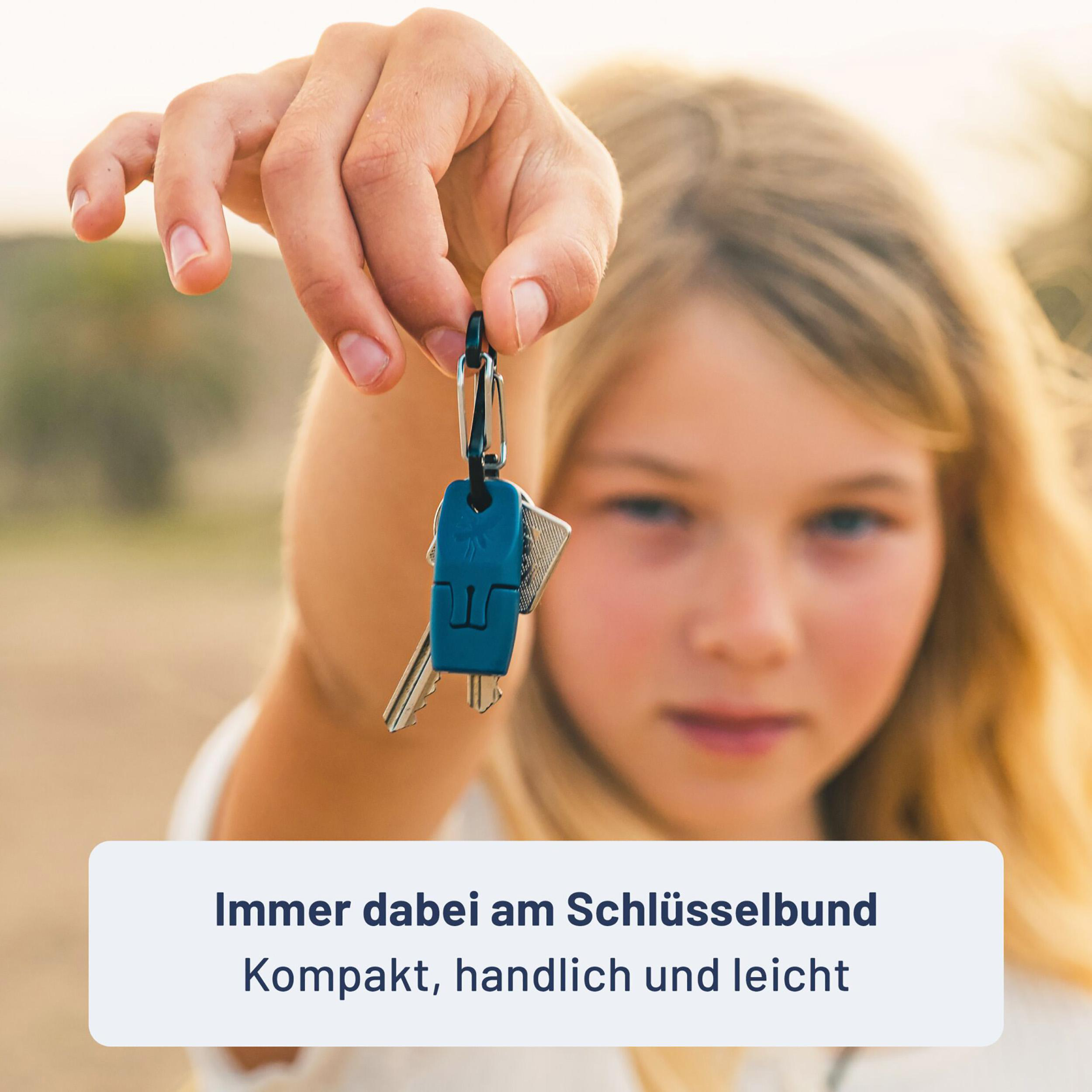 Eine Person hält einen Satz blauer Schlüssel. Text: Immer am Schlüsselbund, kompakt, handlich und leicht.