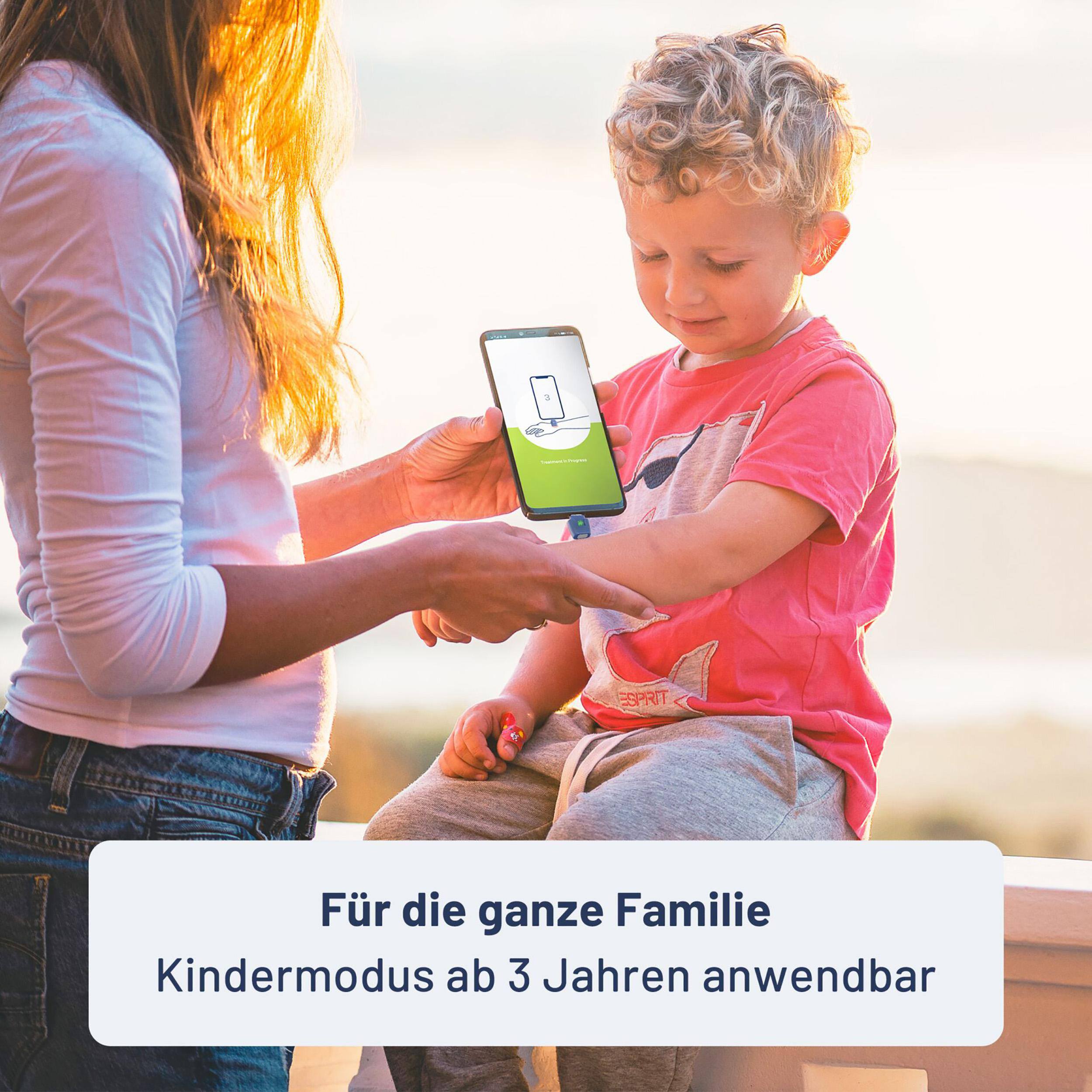 Mutter und Kind schauen auf ein Telefon. Text unten steht auf Deutsch.