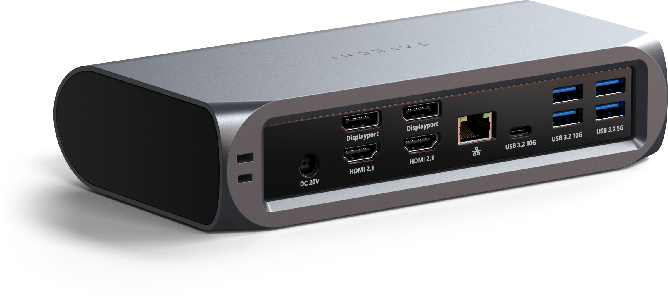 Egy ezüst Satechi hub több porttal, beleértve az USB-t és a HDMI-t. Fehér felületen van.