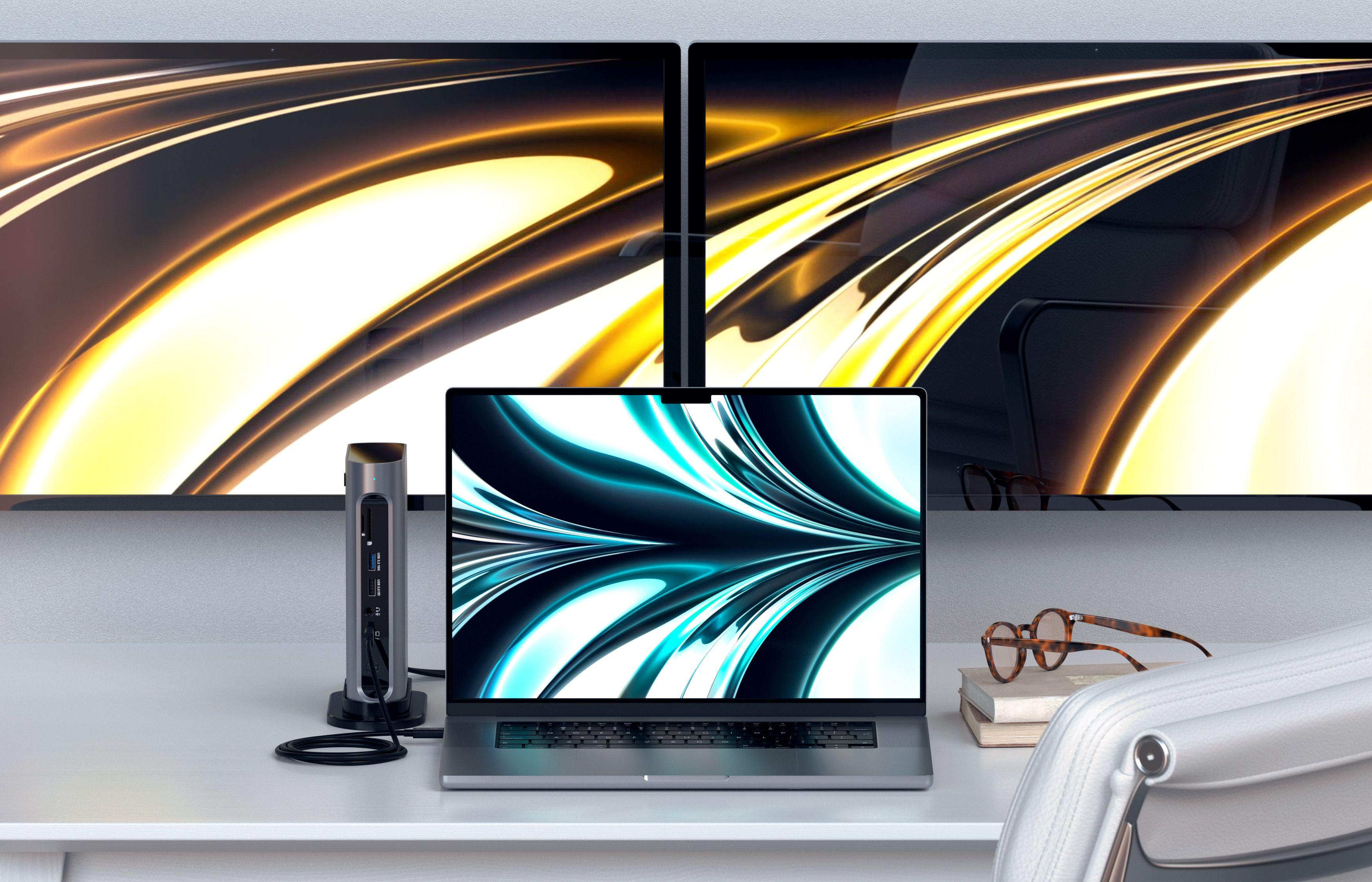 Egy laptop, egy dokkoló és két monitor egy asztalon.