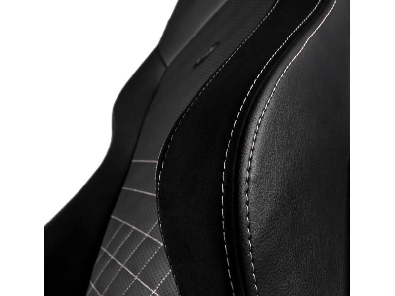 Primo piano di uno schienale di sedia in pelle nera con cuciture bianche e dettagli perforati.
