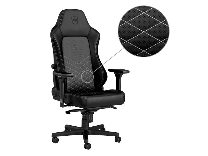 Sedia da gaming nera con cuciture a rombi bianchi e un dettaglio ingrandito della texture.