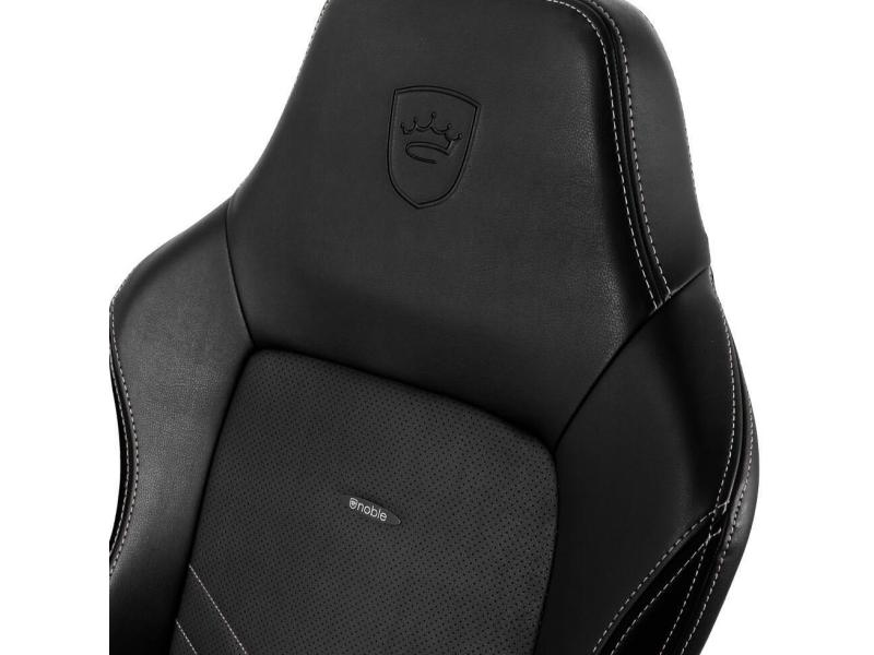 Sedia da gioco nera con dettagli di cuciture bianche e logo sul poggiatesta.