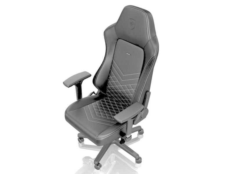 Una sedia da gaming nera con cuciture bianche, braccioli regolabili e base con ruote su sfondo bianco.