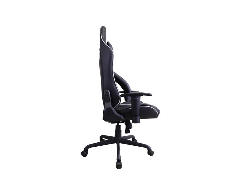 Sedia da gaming nera con dettagli bianchi. Schienale alto, braccioli e base a cinque razze con ruote. Vista laterale.