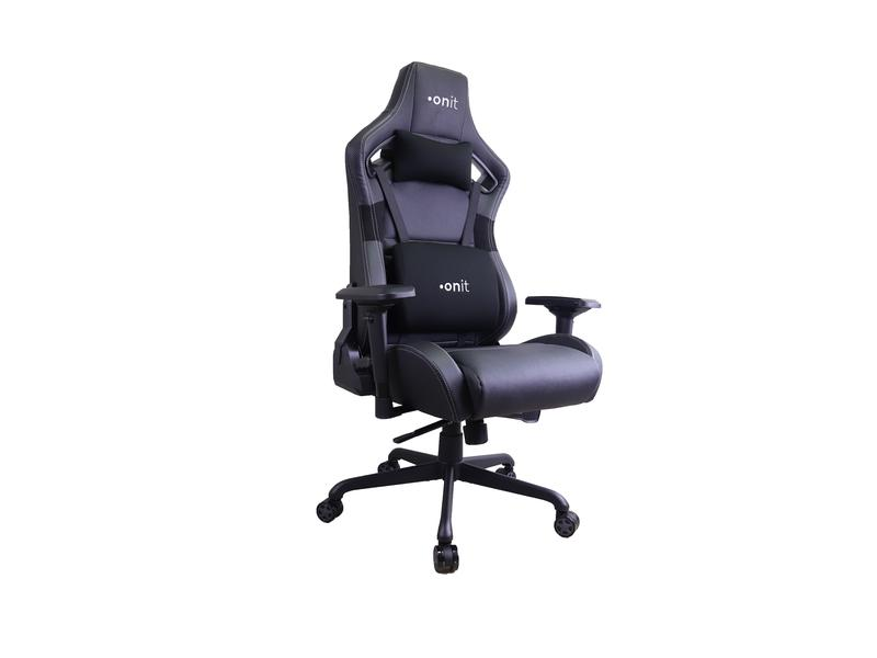 Una sedia da gaming nera e grigia isolata su sfondo bianco. La sedia ha poggiatesta, braccioli e base a cinque ruote.