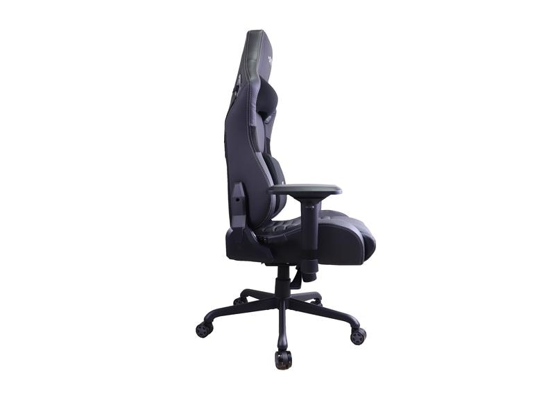 Una sedia da gaming nera e grigia è mostrata di lato. Ha uno schienale alto, braccioli e una base con ruote.