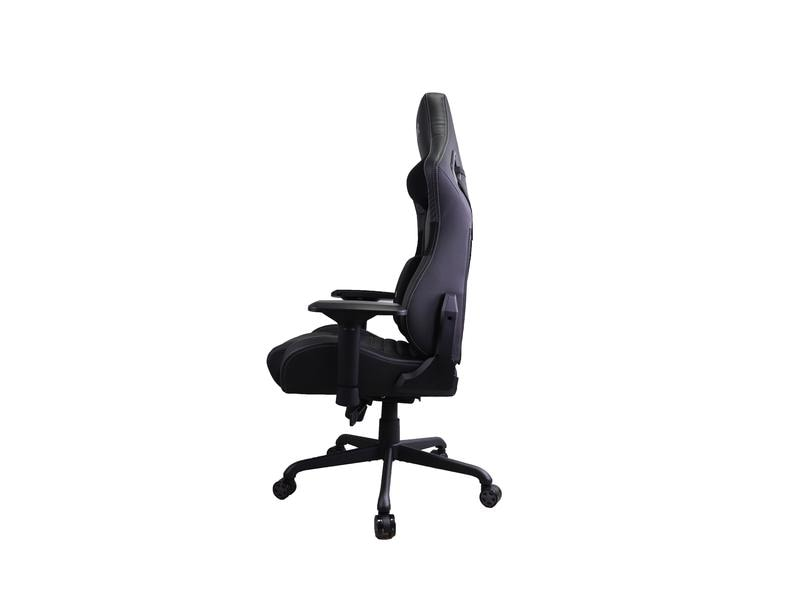Vista laterale di una sedia da gaming nera e grigia. Ha uno schienale alto, braccioli e una base a cinque stelle con ruote. Lo sfondo è bianco.