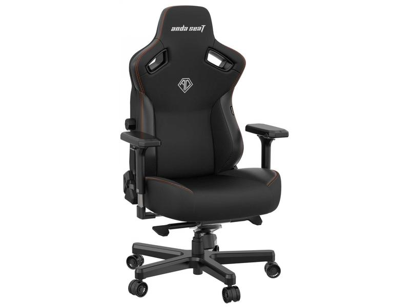 Sedia da gaming nera, braccioli neri, logo sul poggiatesta.