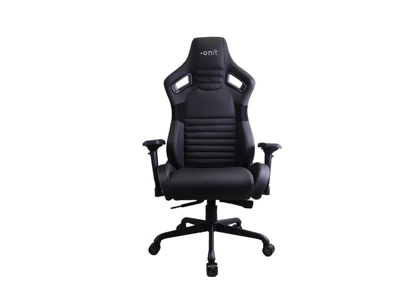 Una sedia da gaming nera e grigia con la scritta 'onit' sul poggiatesta, isolata su sfondo bianco.