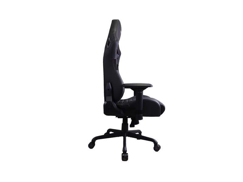 Una sedia da gaming nera è vista di lato. Ha uno schienale alto, braccioli e una base a cinque stelle con ruote su sfondo bianco.