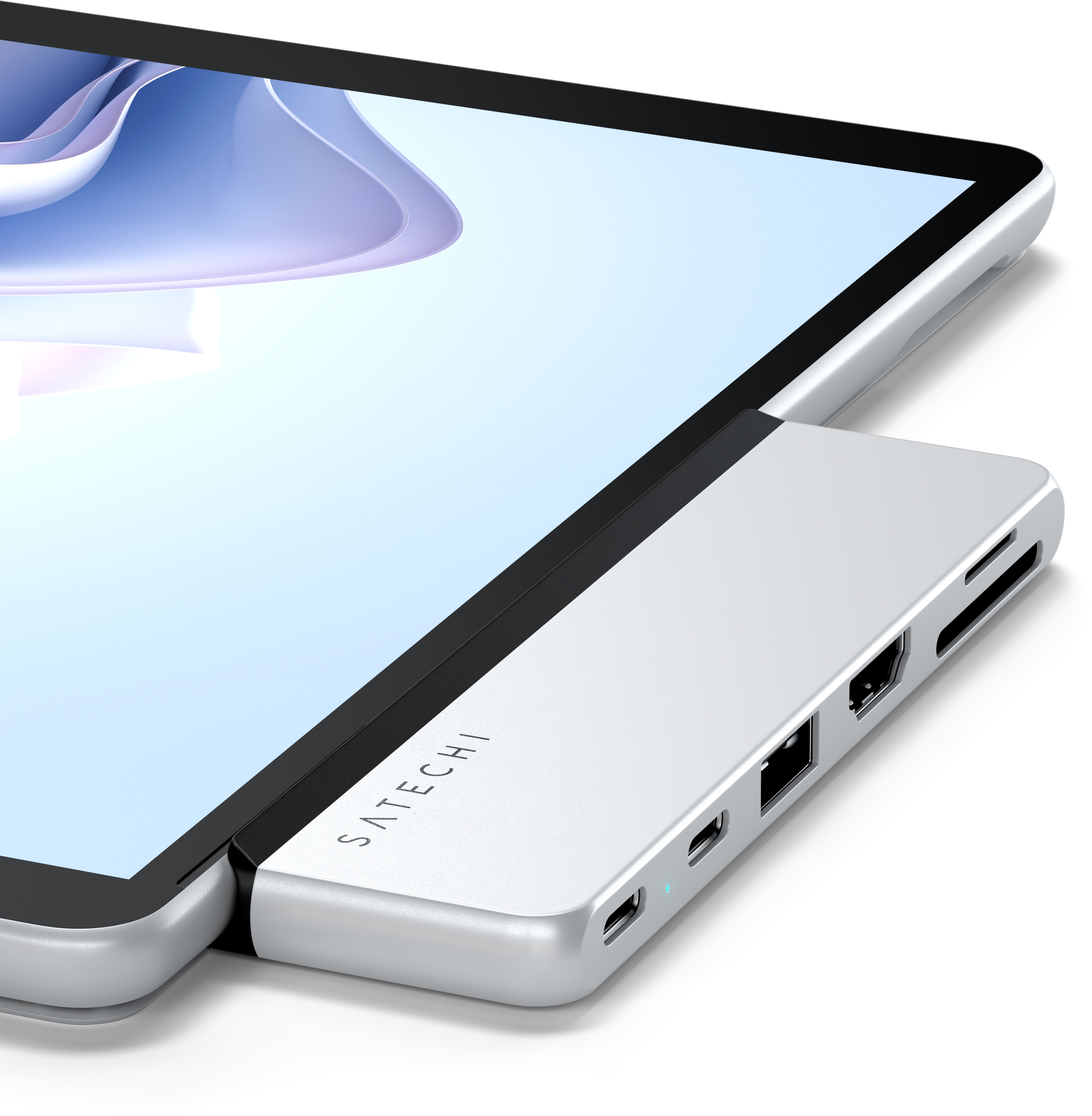 Tablet Satechi hubbal csatlakoztatva, ezüst hub portokkal.