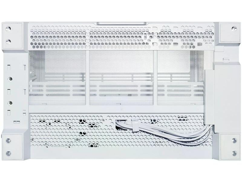 Ein weißes Computergehäuse mit perforierten Paneelen und einem Mesh-Front. Weiße Kabel sind sichtbar. Das Gehäuse ist leer.