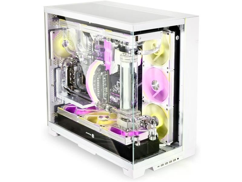 Ein weißes Computergehäuse mit Glasplatten, das interne Komponenten und eine benutzerdefinierte Flüssigkeitskühlung mit rosa und gelber Beleuchtung zeigt.