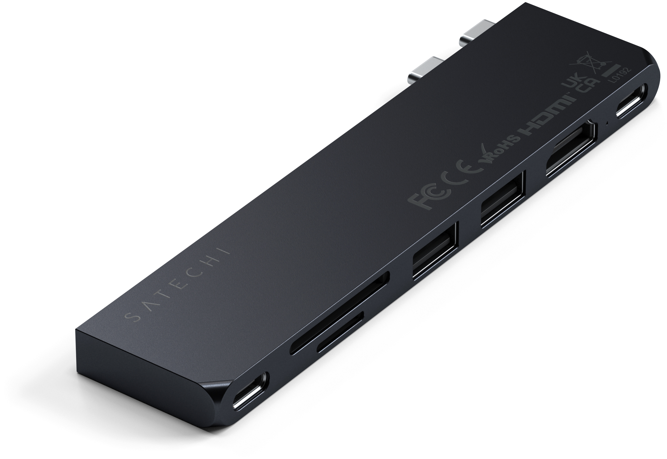 Egy fekete USB hub több porttal, köztük HDMI és USB-C, fehér háttéren.