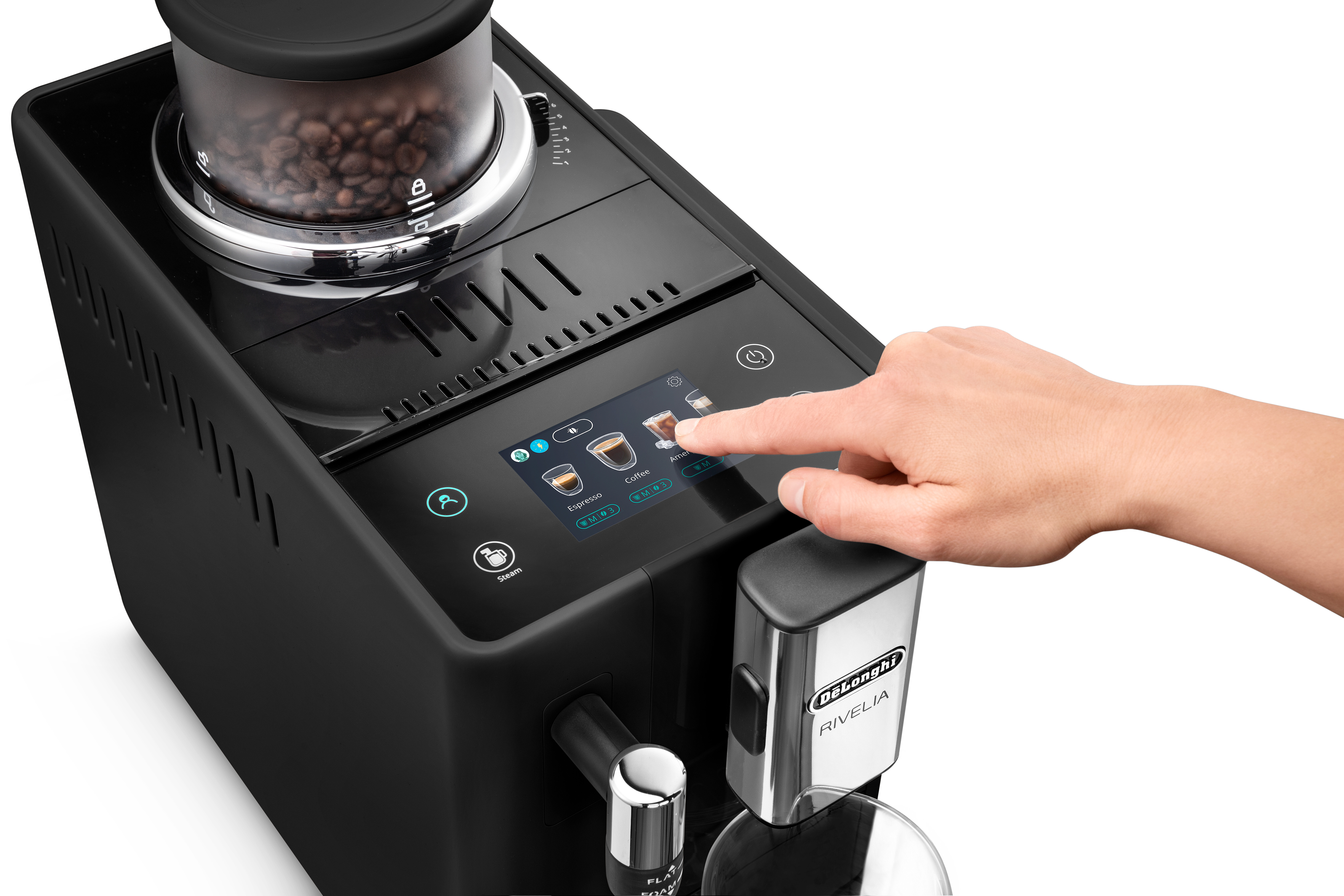 Personenfinger berührt Kaffee-Maschinen-Bildschirm. Schwarze Maschine, Kaffee-Symbole, weißer Hintergrund.
